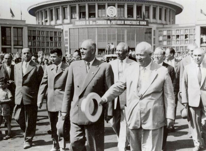 Gheorghe Gheorghiu-Dej și Nikita Hrușciov pe Aeroportul Băneasa din București în iunie 1960