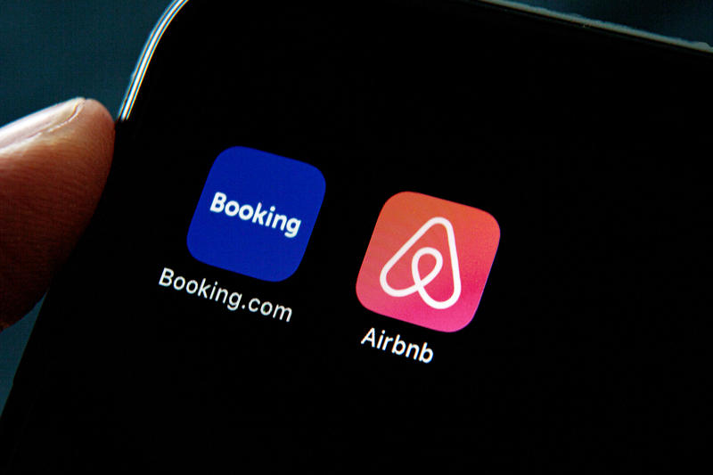 Airbnb și Booking