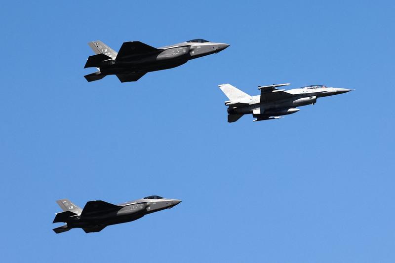 Avioane F-35 și F-16