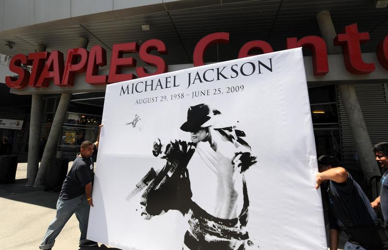 Imaginea lui Michael Jackson pe un banner