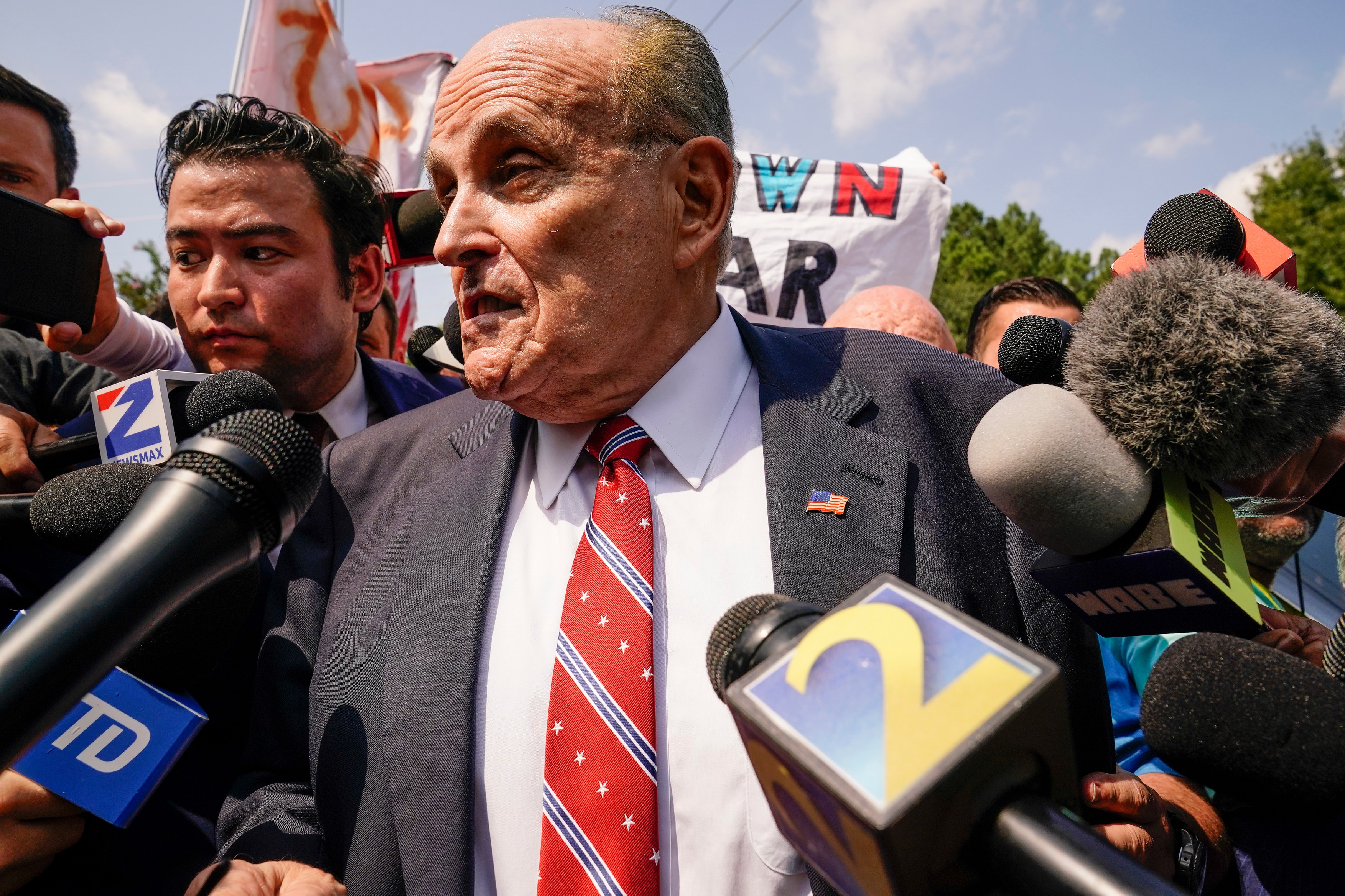 Rudy Giuliani, fostul avocat al lui Donald Trump, condamnat să plătească aproape 150 de milioane de dolari către două femei