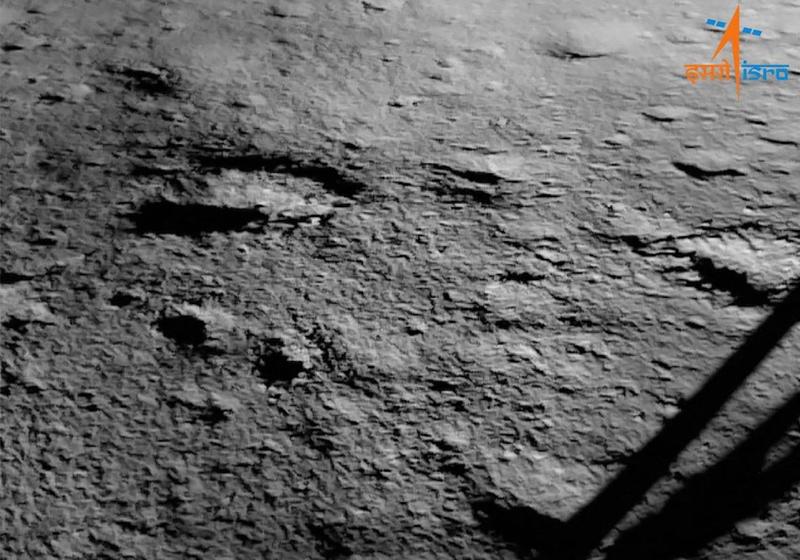 Suprafata Lunii fotografiata de sonda indiana Chandrayaan-3