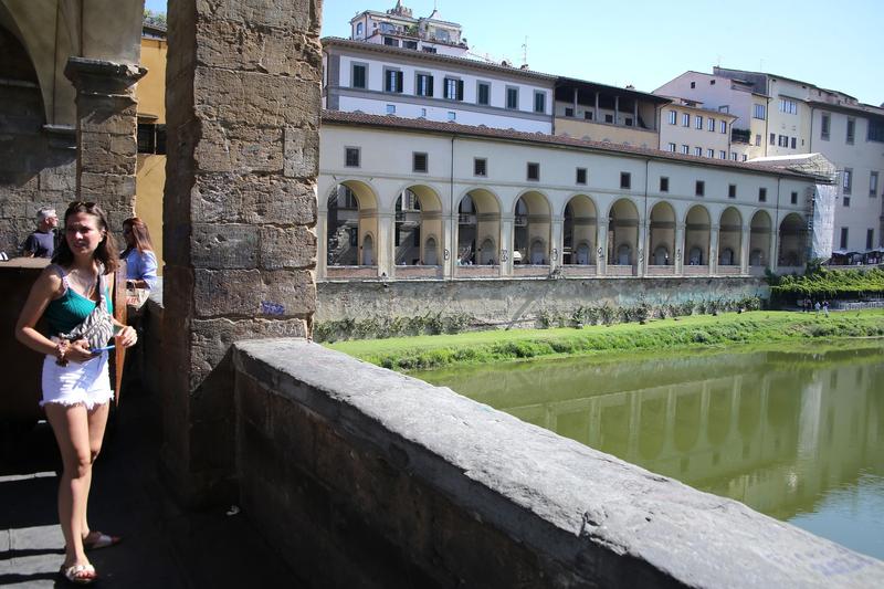 O parte a Coridorului Vasari, vazuta de pe malul raului Arno