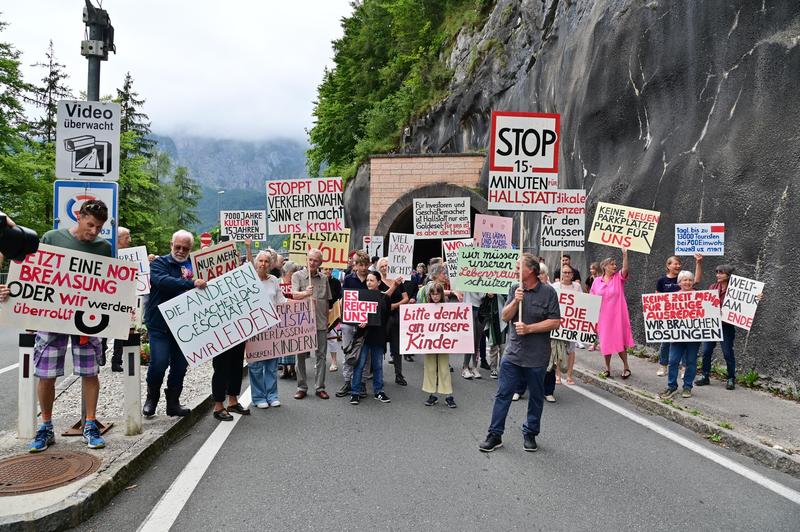 Localnici din Hallstatt au protestat impotriva numarului mare de turisti