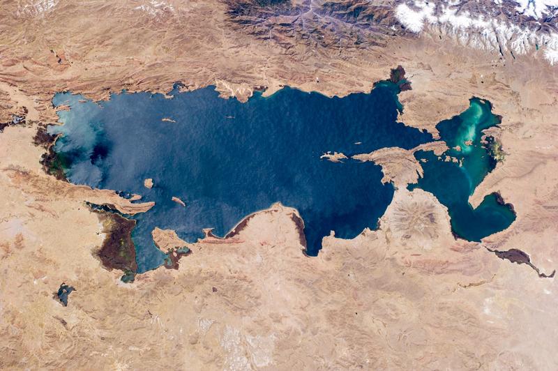 Lacul Titicaca fotografiat din satelit in 2014