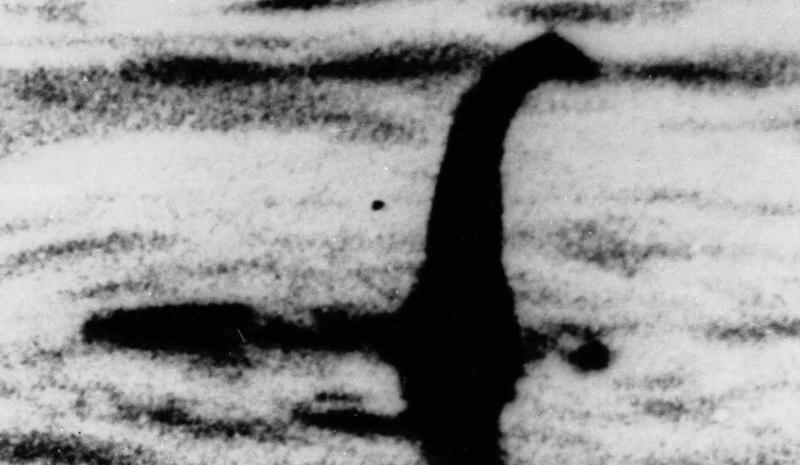 Cea mai faimoasa fotografie a monstrului din Loch Ness este un fals