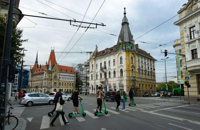 Tineri pe trotinete electrice in Cluj-Napoca