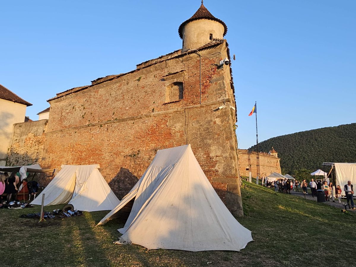 Picture of Cetatea Brasov Romanian Pronunciation: [braËˆÊƒov