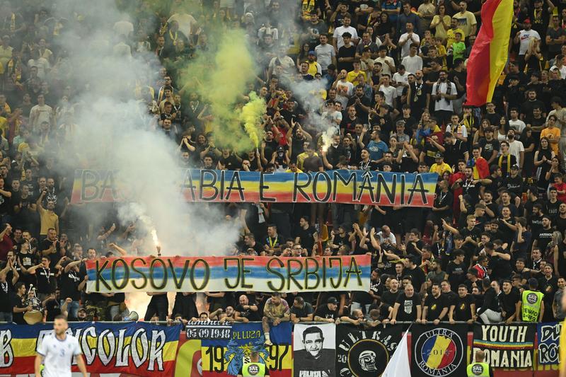 Mesaj controversat afisat la meciul cu Kosovo de către grupul „Uniti sub tricolor”