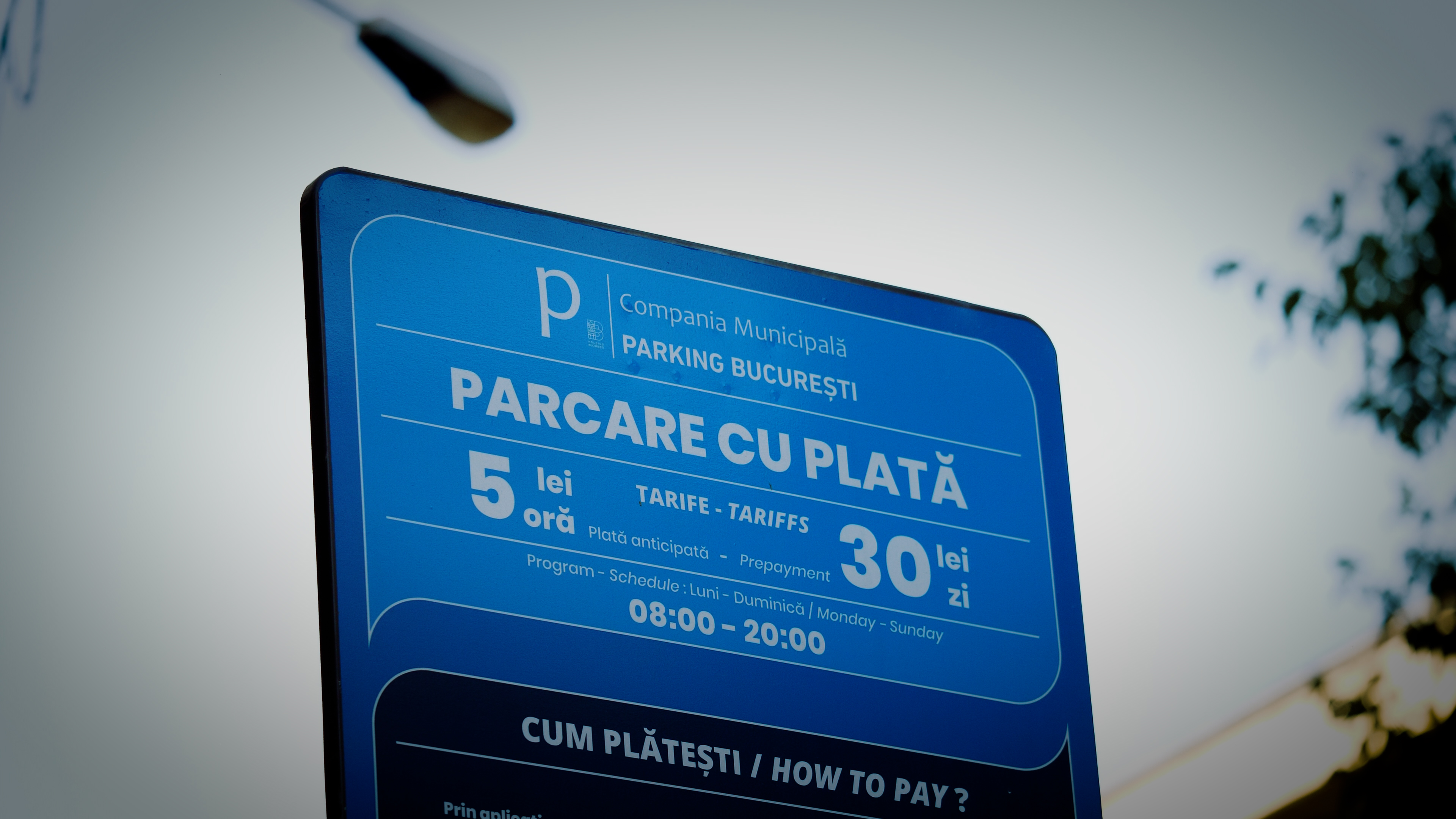 De ce parcarea de 5 lei/h din București este, de fapt, cu 30% mai scumpă. Prețul „corect" vine prin SMS, abia după ce ai plătit. Neregula cu care ne-am obișnuit