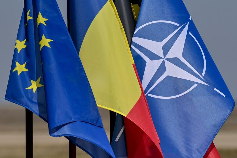 Steagul României alături de steagul UE și cel al NATO