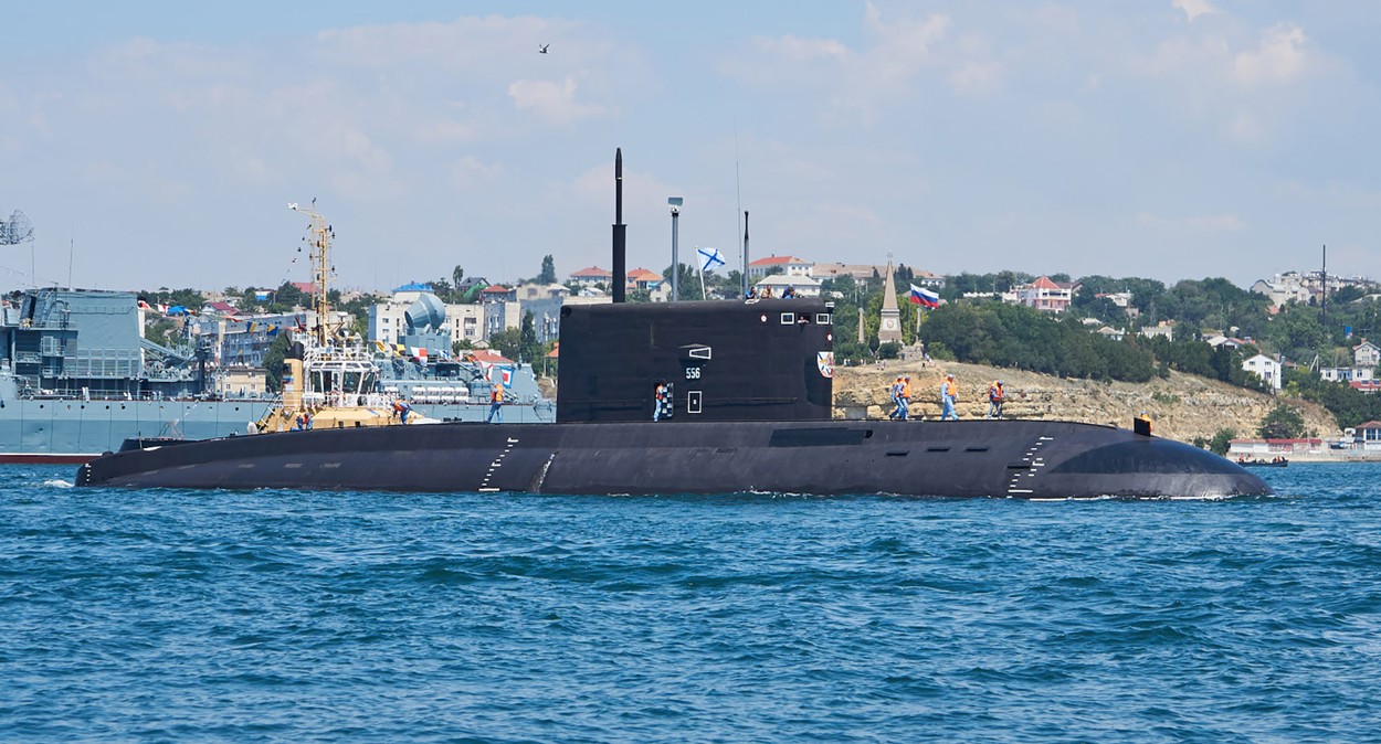 Submarin rusesc „gonit” de marina britanică în largul Irlandei