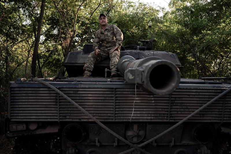 Soldat ucrainean pe un tanc Leopard 2 pe frontul din Tokmak, regiunea Zaporojie