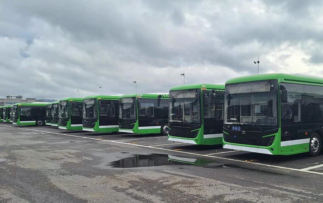 Primele autobuzele electrice, din lotul de 100 cumpărat de Primăria Capitalei, au ajuns în România