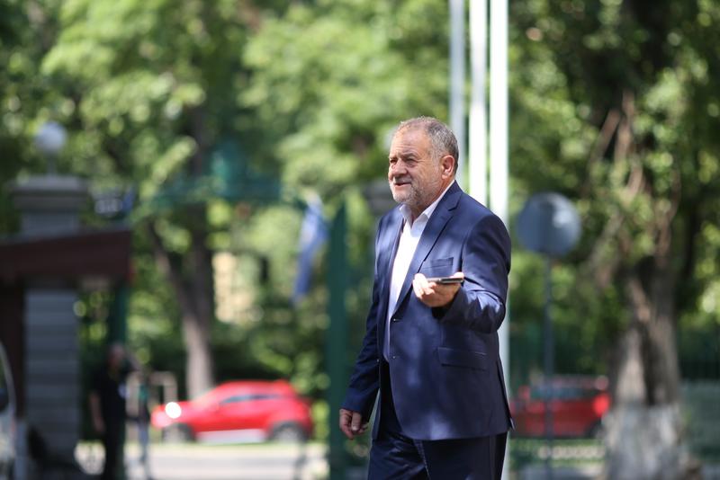 Dumitru Buzatu în fața sediului PSD din Kiseleff