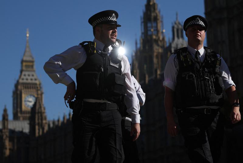 Polițiști britanici lângă Palatul Westminster din Londra