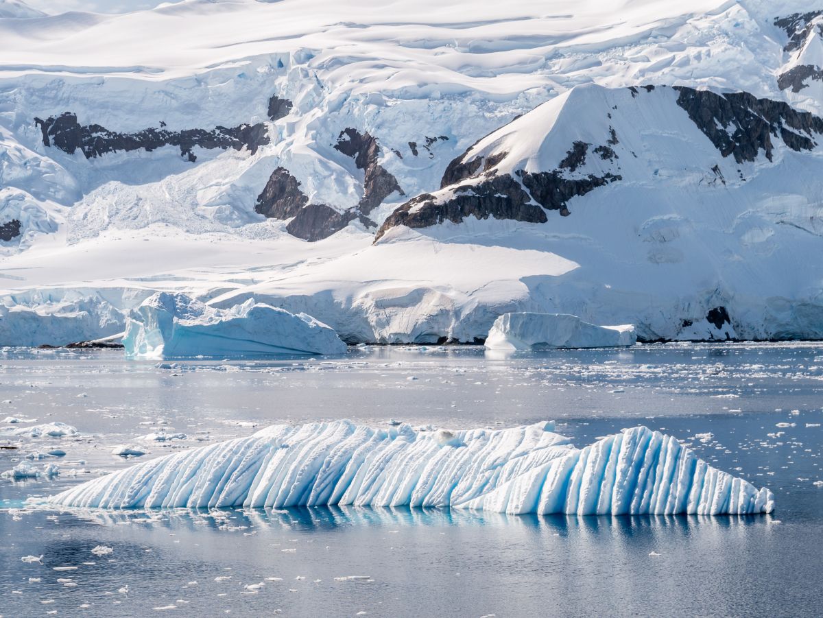 Un vast peisaj „încremenit în timp”, descoperit sub gheața Antarcticii. „Dealuri și văi verzi”