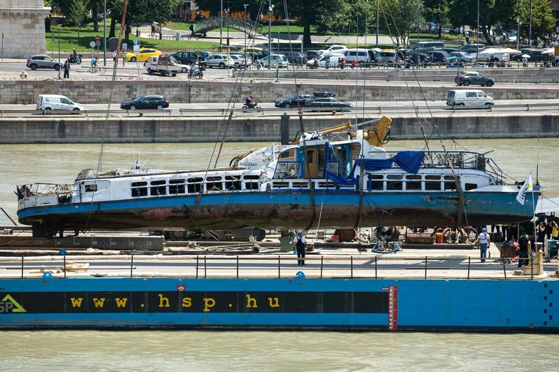 Vasul de agrement a fost scos la suprafata din apele Dunarii