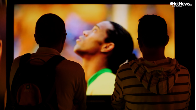 Ronaldinho pe unul din ecranele de la Muzeul Fotbalului