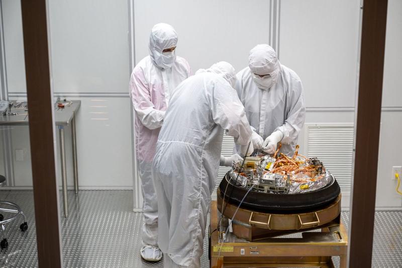 Inginerii de la NASA inspecteaza capsula venita de pe Bennu