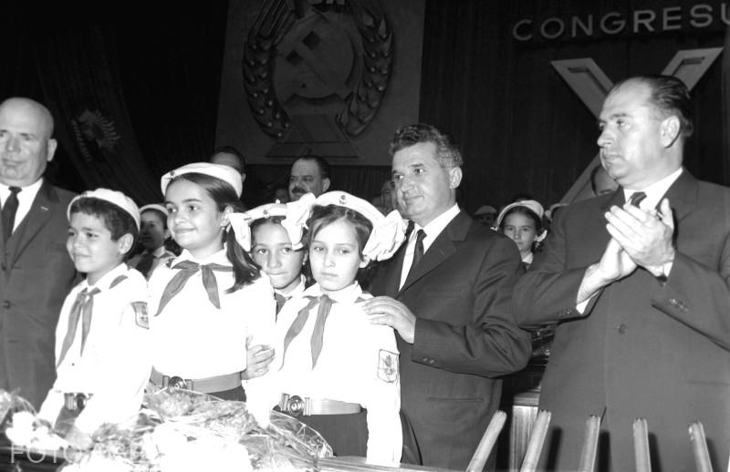 Ceausescu si niste copii neavortați