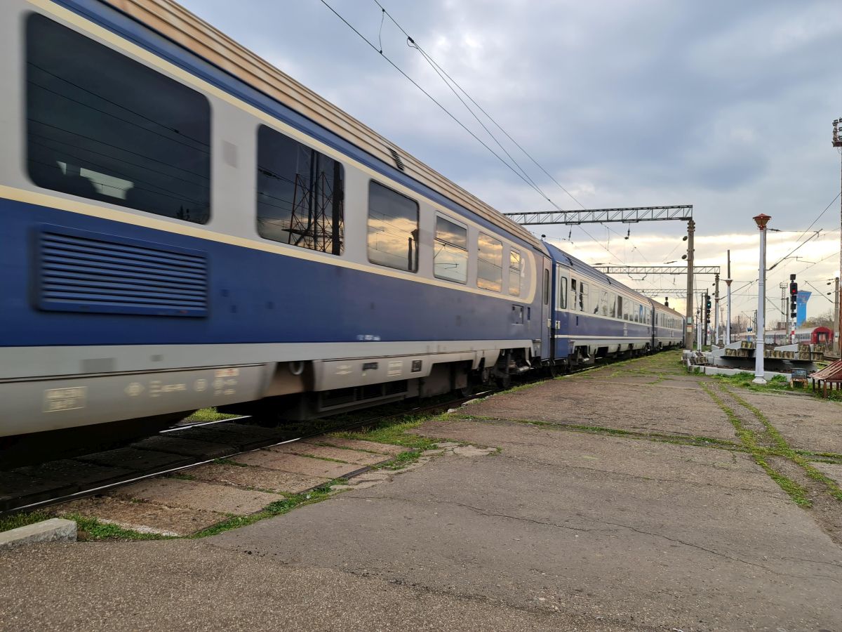 Întârzieri mari pe calea ferată, din cauza unor pantografe rupte și a unui macaz defect