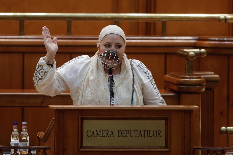 Diana Șoșoacă, în plenul Parlamentului cu o botniță pe față