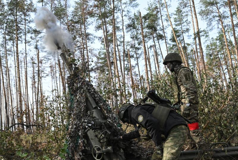 Soldați ruși trăgând cu un mortier pe frontul din Ucraina