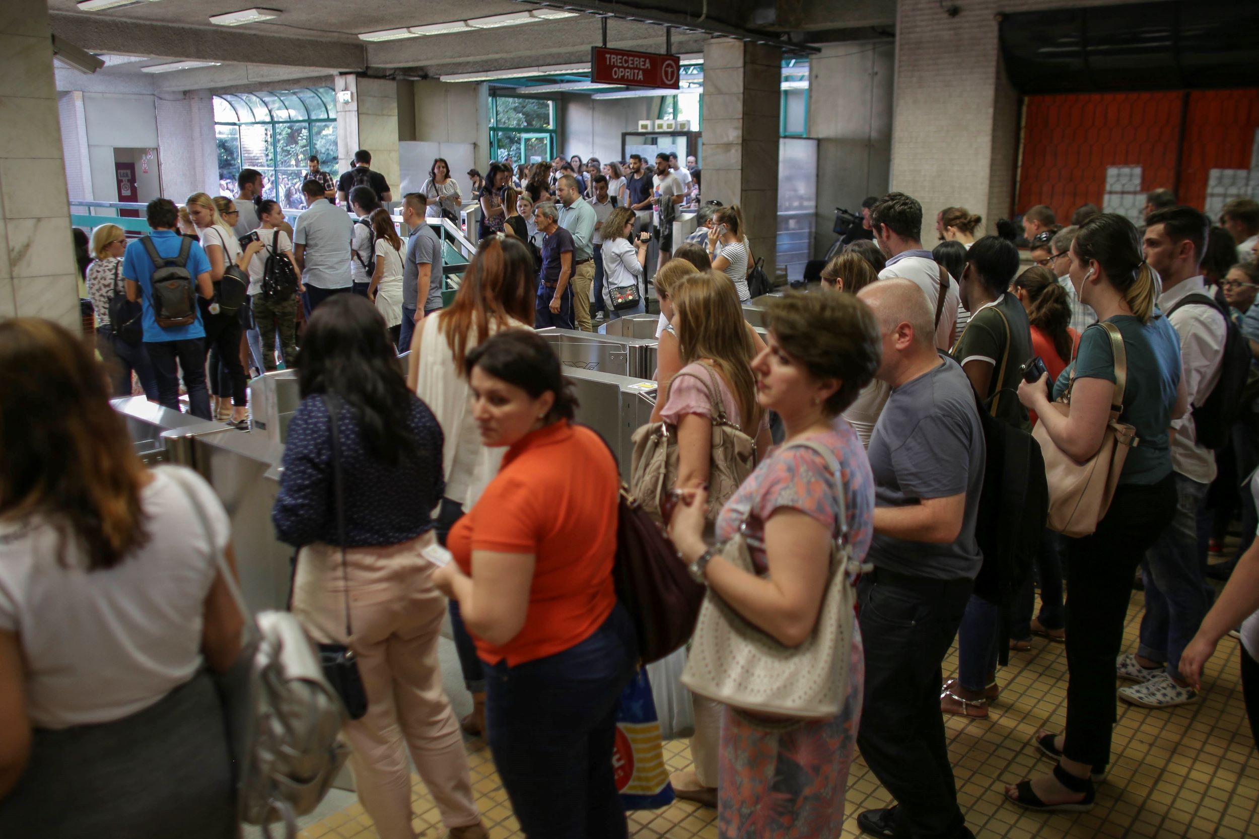 Aglomerație la metrou, după ce un tren s-a defectat