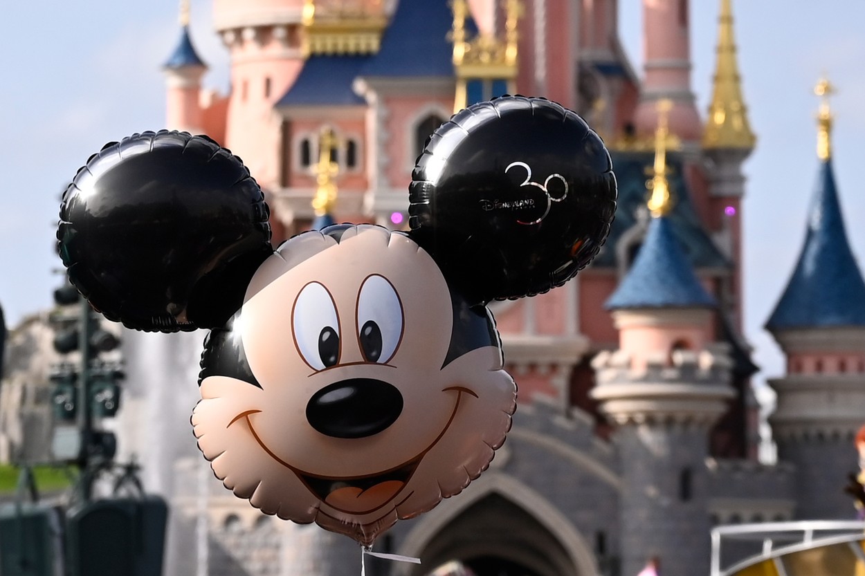 Trenul care îi transporta pe eurodeputaţi la Strasbourg a ajuns din greşeală la... Disneyland Paris