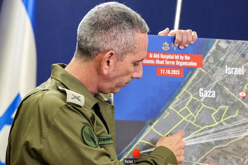 Purtătorul de cuvânt al armatei israeliene, contraamiralul Daniel Hagari in fata presei 