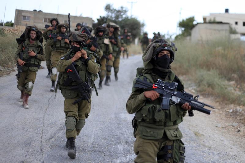 Soldați israelieni în satul Aroura din Cisiordania