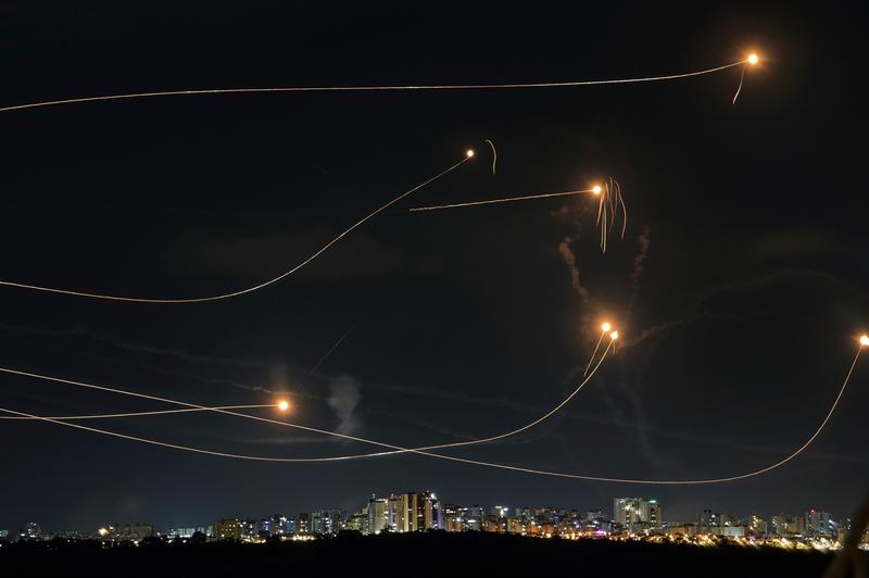 Sistemul de apărare antiaeriană israelian Iron Dome trage pentru a intercepta o rachetă trasă din Fâșia Gaza, în Ashkelon, Israel