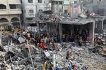 Oamenii caută supraviețuitori după un bombardament israelian în Gaza
