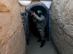 Luptator Hamas in fata unui tunel din Fasia Gaza