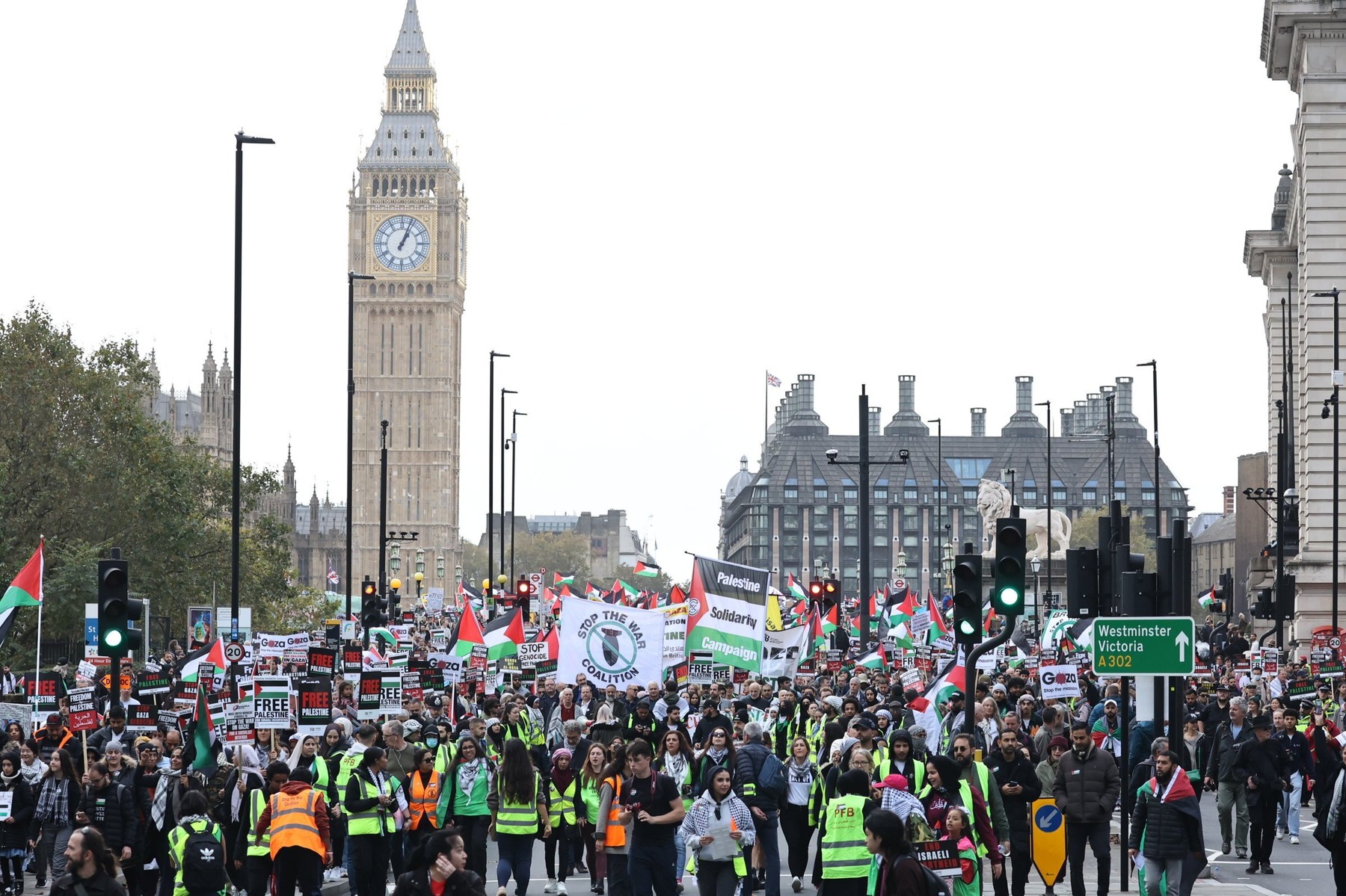 Mii de persoane participă la un protest pro-palestinian de la Londra pentru a cere încetarea focului în Gaza