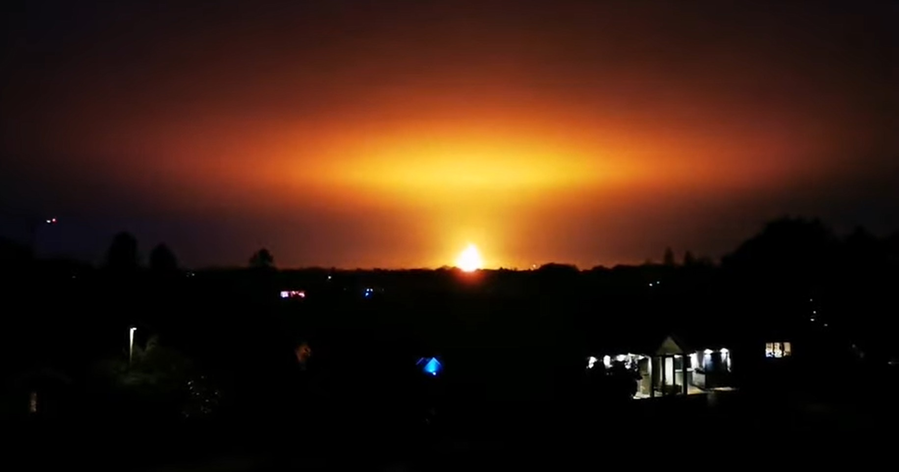 video-o-minge-de-foc-uria-a-luminat-cerul-n-anglia-dup-o-explozie-extrem-de-puternic-auzit-n-oxfordshire-ce-ar-fi-provocat-incendiul