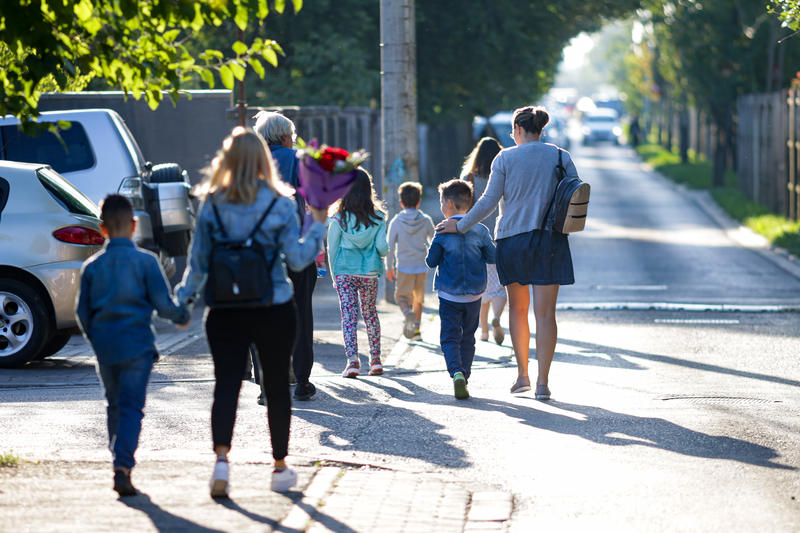 Copii însoțiți de părinți către școală