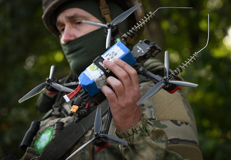Un militar rus se pregătește să lanseze o dronă FPV  la un centru de antrenament  al Districtului Militar Central