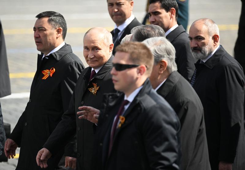 Vladimir Putin alaturi de Sadir Japarov, aici in dreapta sa, la celebrarile de „Ziua Victoriei” in al Doilea Razboi Mondial