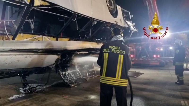 Autocarul care a căzut de pe un pasaj rutier la periferia Veneției a luat foc la impactul cu solul