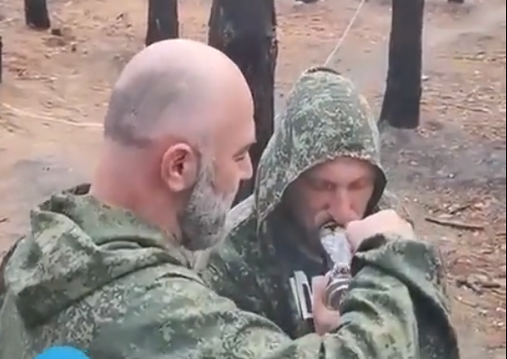 soldati rusi drogandu-se pe front