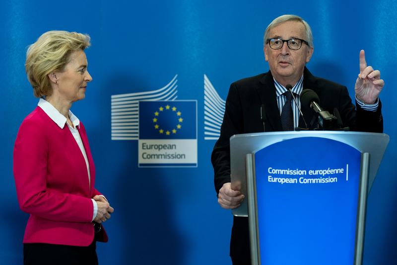 Jean-Claude Juncker si Ursula von der Leyen in 2019, la predarea presedintiei Comisiei Europene