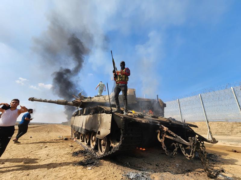 Luptator Hamas pe un tanc israelian Merkava