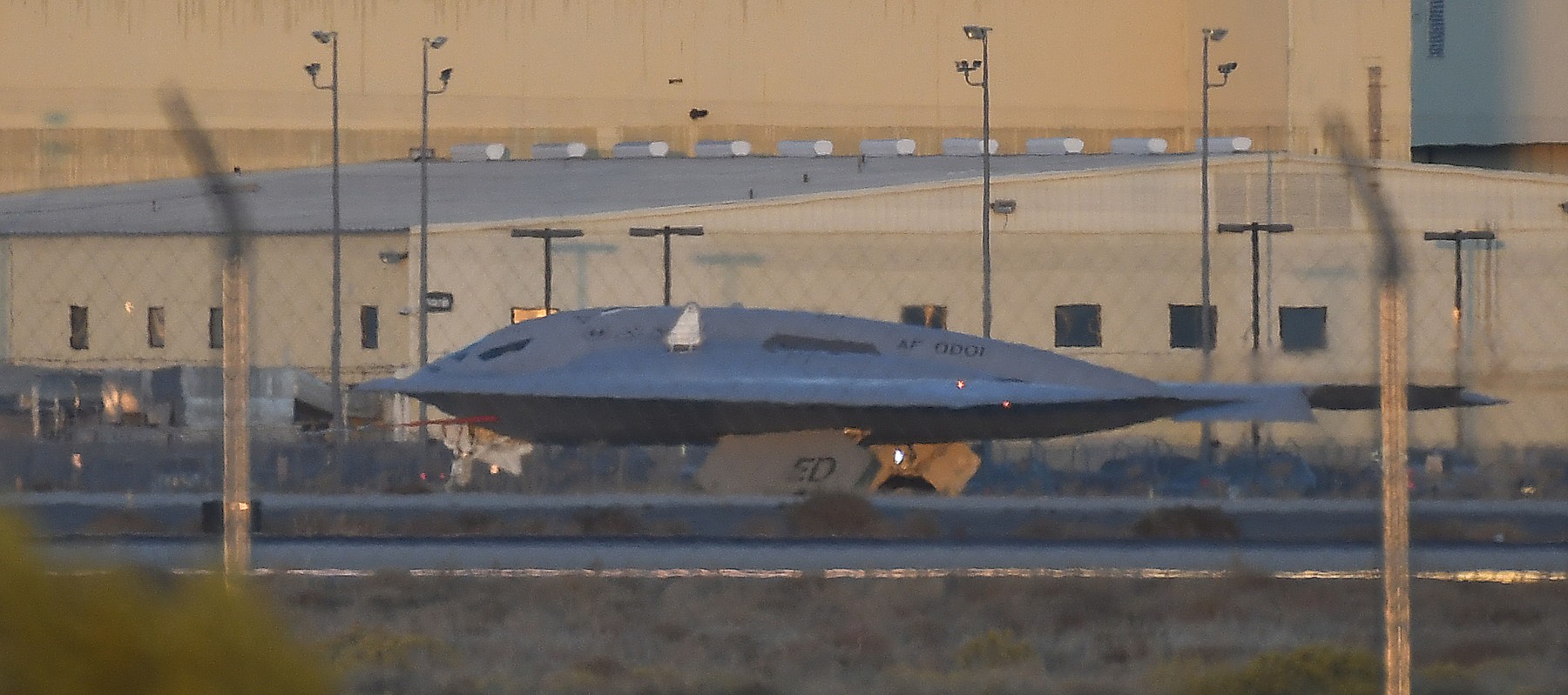 VIDEO Armata americană testează cel mai nou avion „invizibil” de generația a șasea. B-21 Raider este primul bombardier al SUA din ultimele decenii