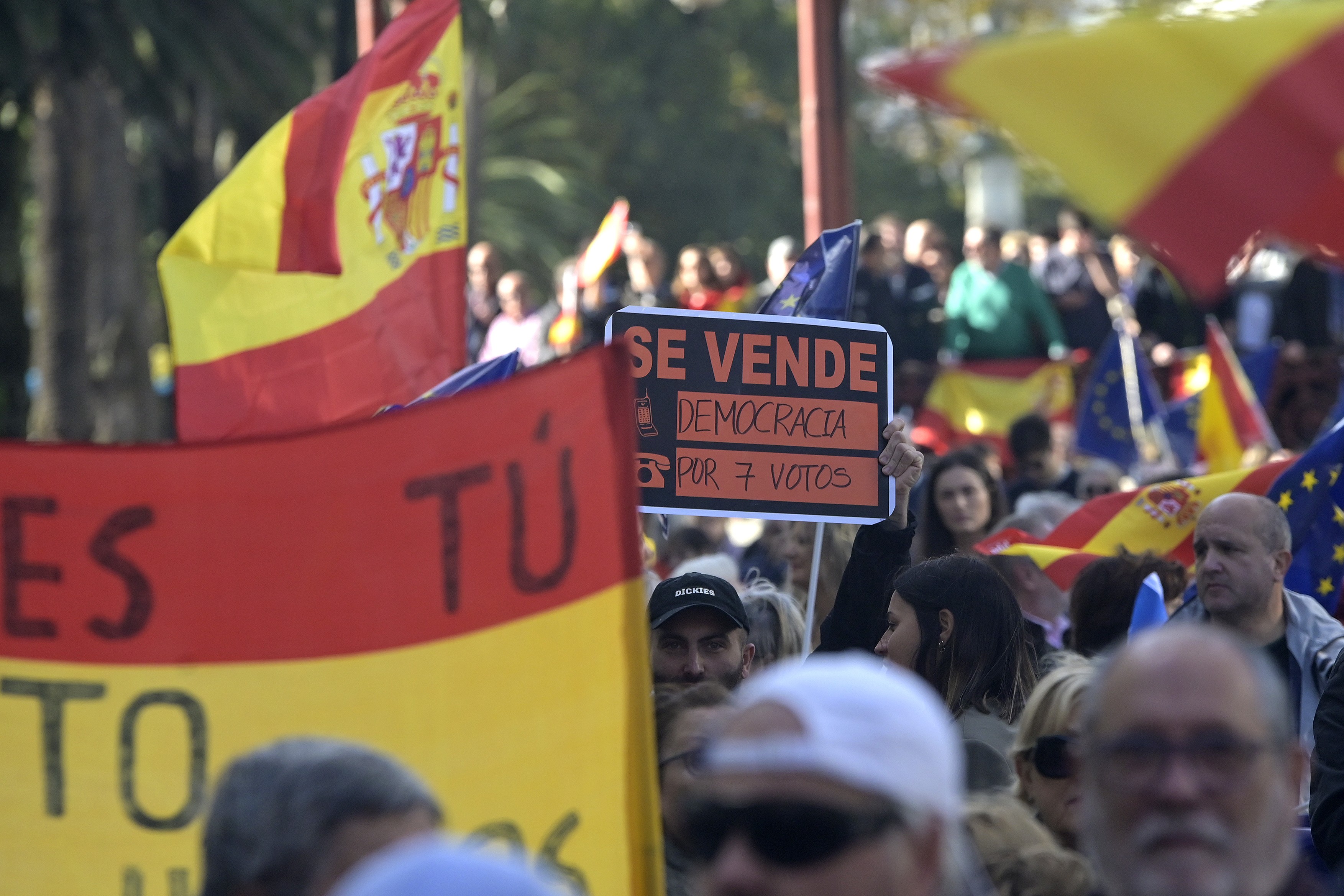 VIDEO Proteste în Spania împotriva planului lui Sanchez de a-i amnistia pe separatiștii catalani pentru a obține un nou mandat „Mulți socialiști se simt dezgustați”