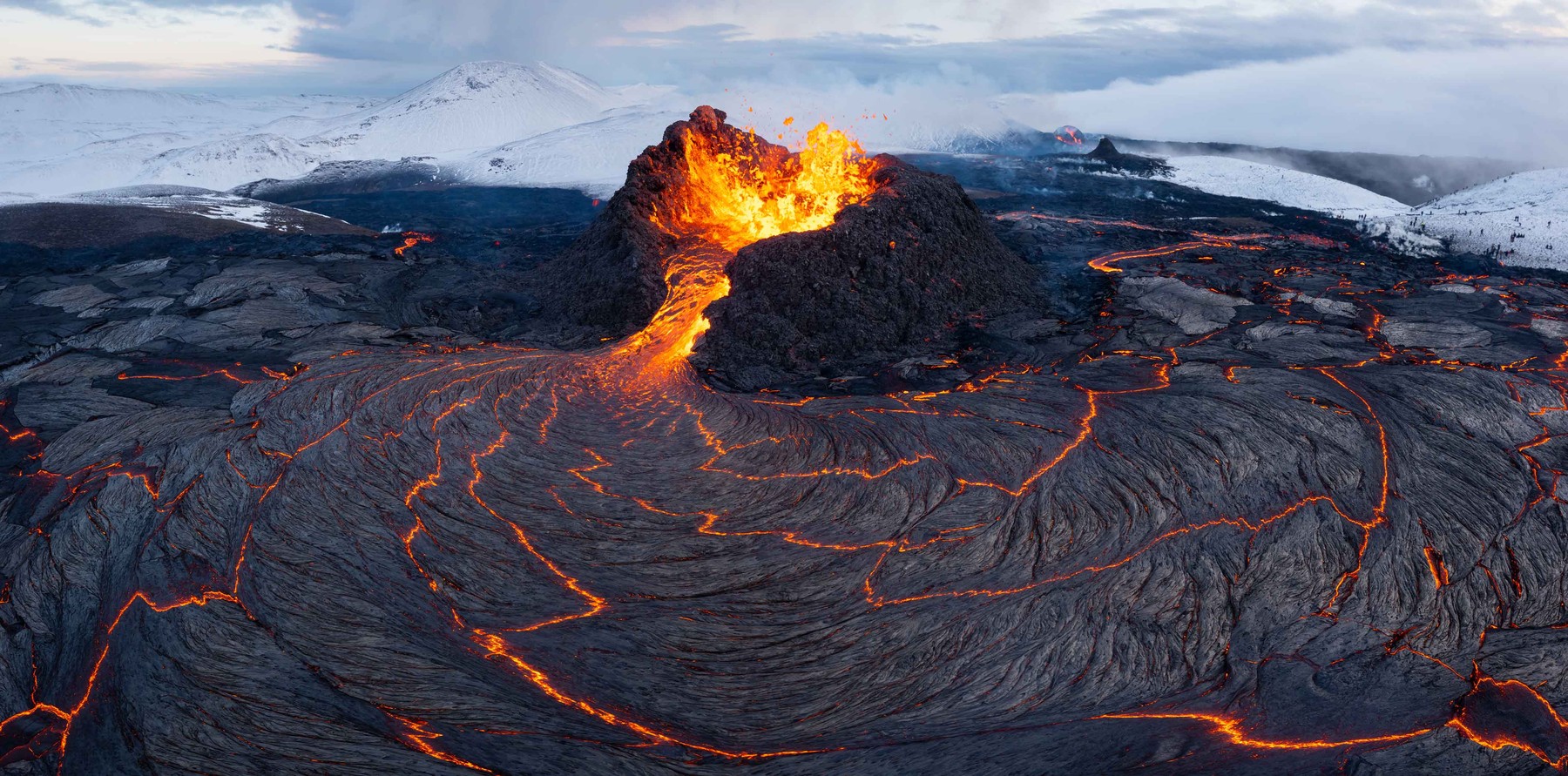 Aproape 1.000 de cutremure într-o singură zi și mii de persoane evacuate în Islanda pe fondul temerilor că o erupție vulcanică este iminentă