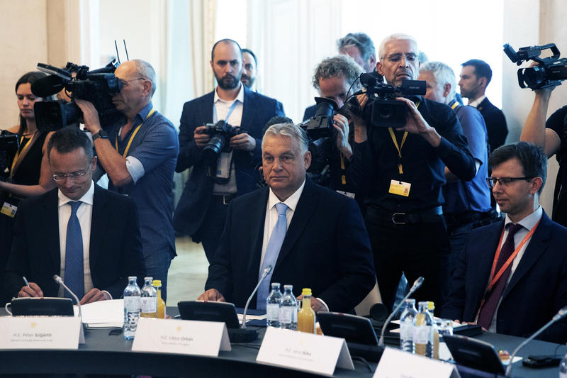 Vitor Orban alaturi de ministrul sau de externe Peter Szijjarto (in dreapta sa)