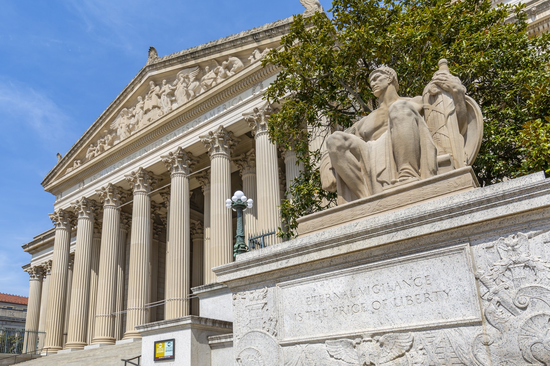 VIDEO Un activist pentru climă a vandalizat peretele de lângă monumentul Războiului Civil de la National Gallery of Art din Washington