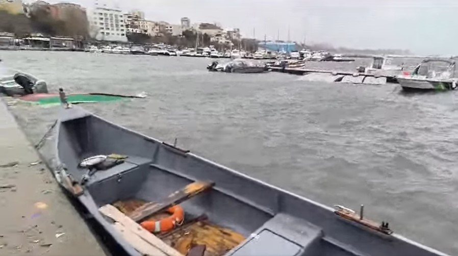 VIDEO Constanța: Furtuna a făcut dezastru și în portul Tomis / Mai multe bărci și un velier s-au scufundat